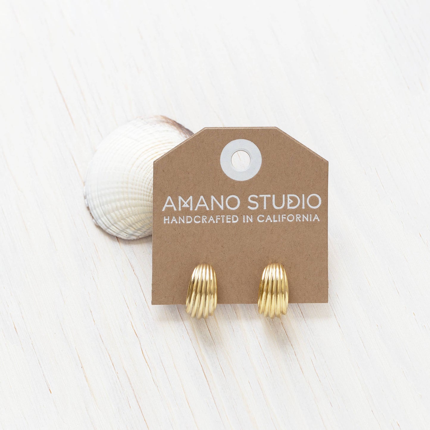 Vintage Ribbed Shell Hoop Earrings: Yellow Gold