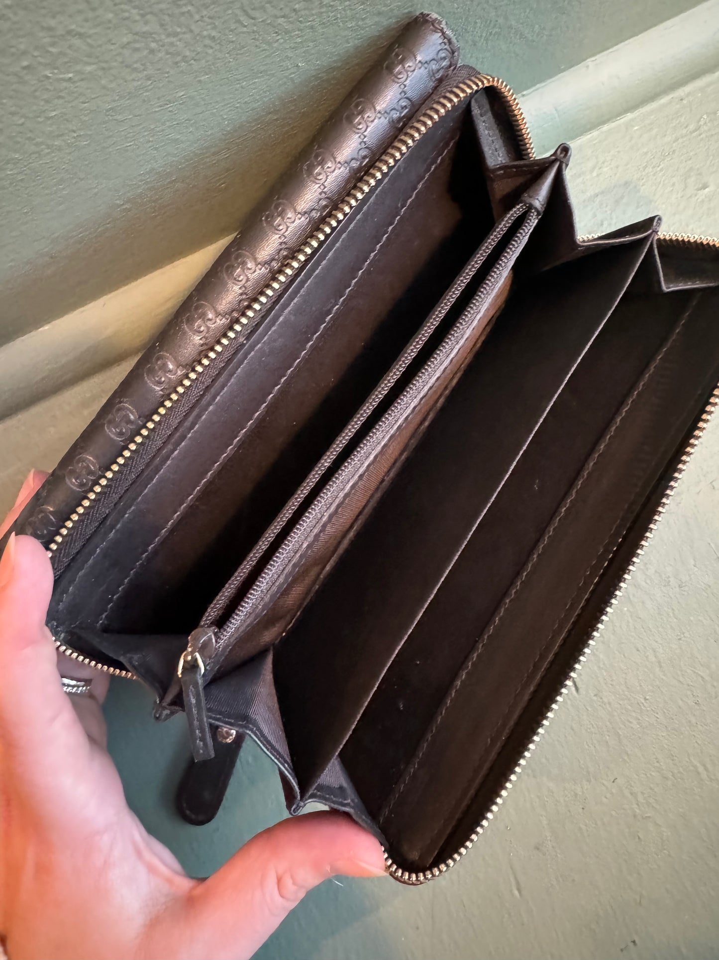 Lori L - Gucci Leather wallet GG