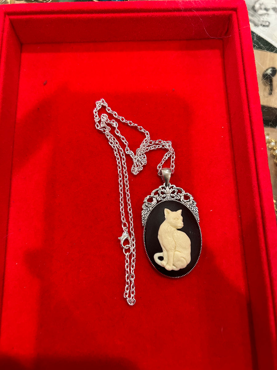 Bernadette - Cat Necklace Black/Cream