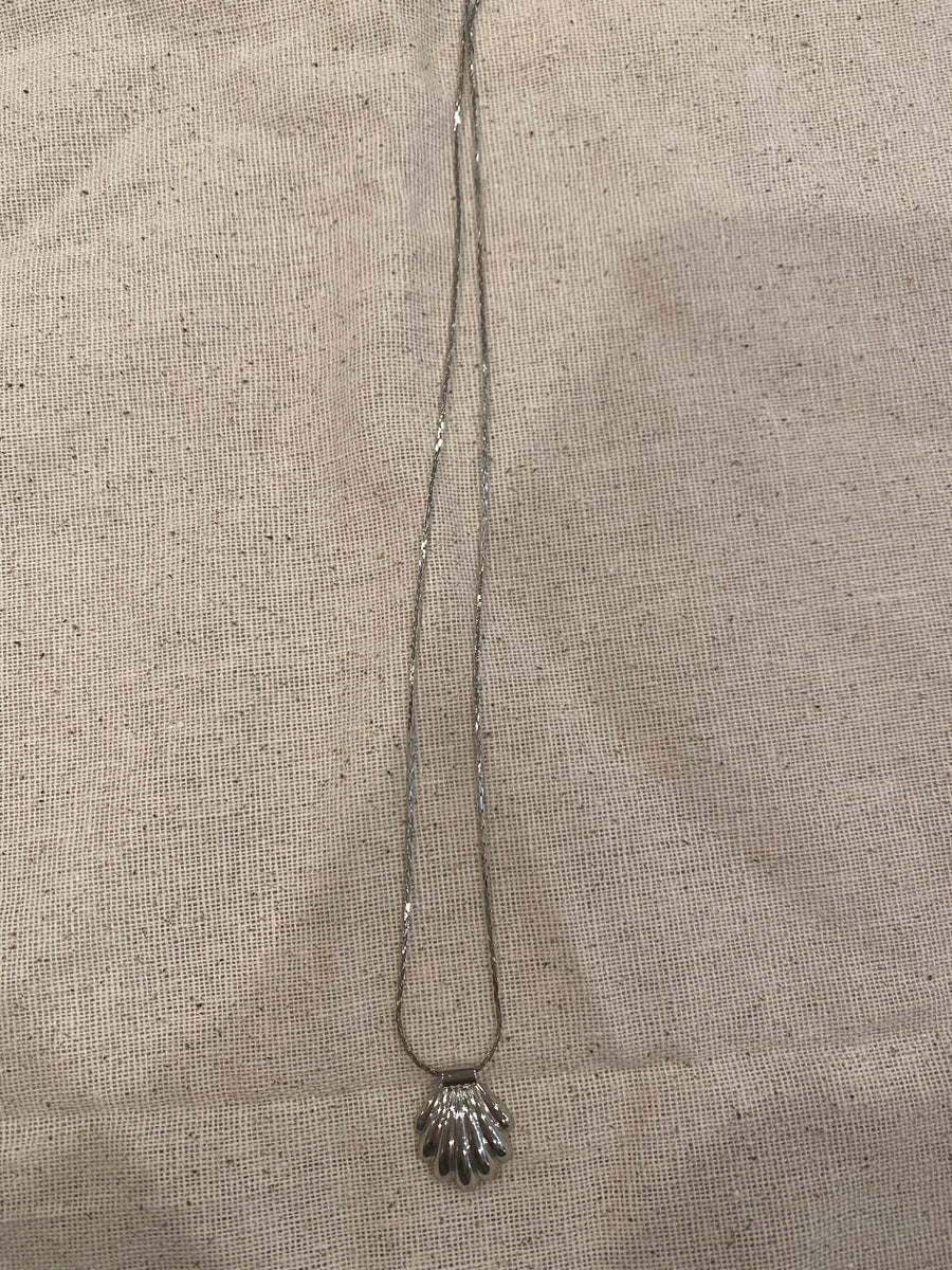 Tiny little shell pendant, 1980’s