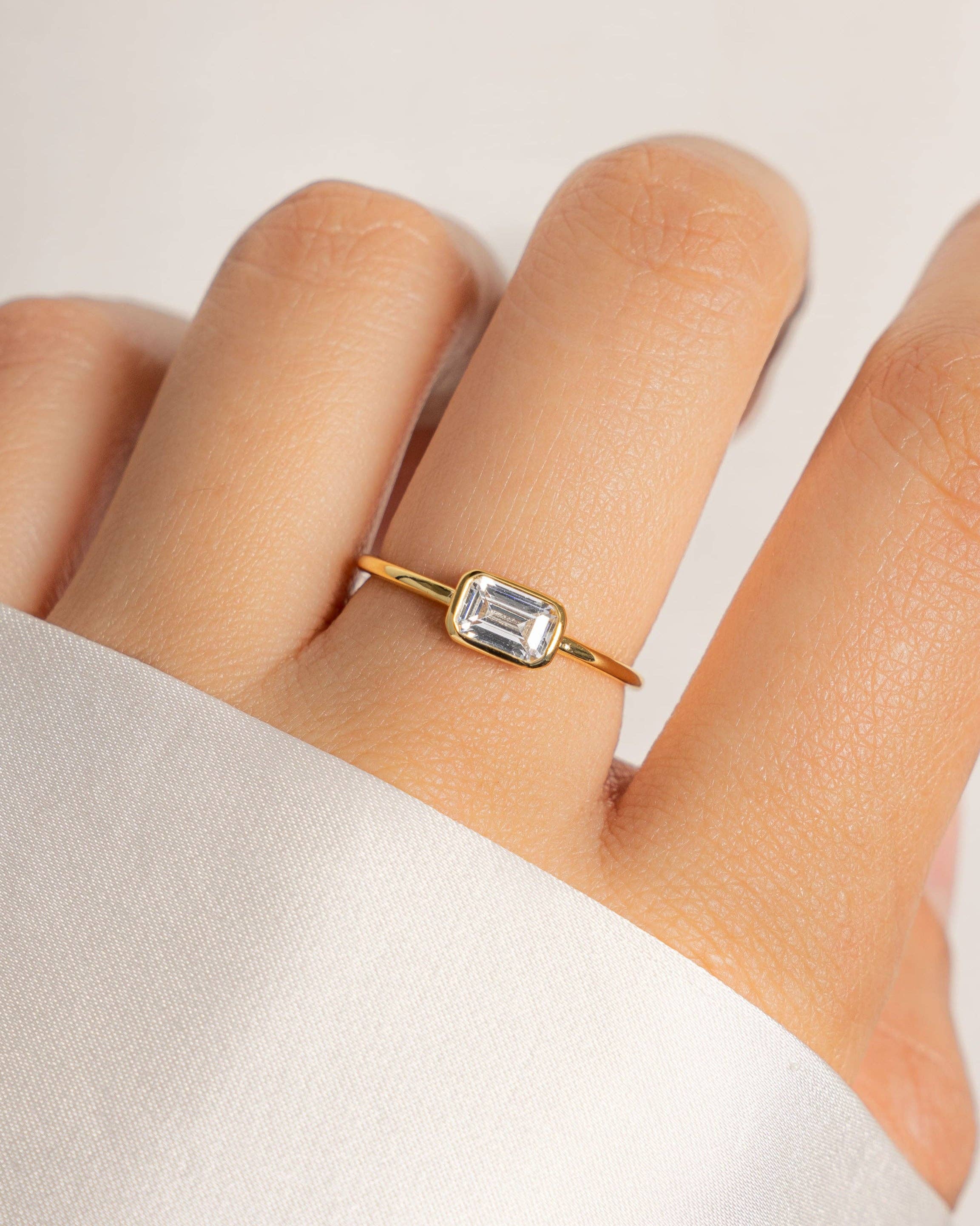 Baguette Bezel Ring: Gold / 7
