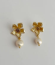 Load image into Gallery viewer, Flora Pearl Drop Earrings