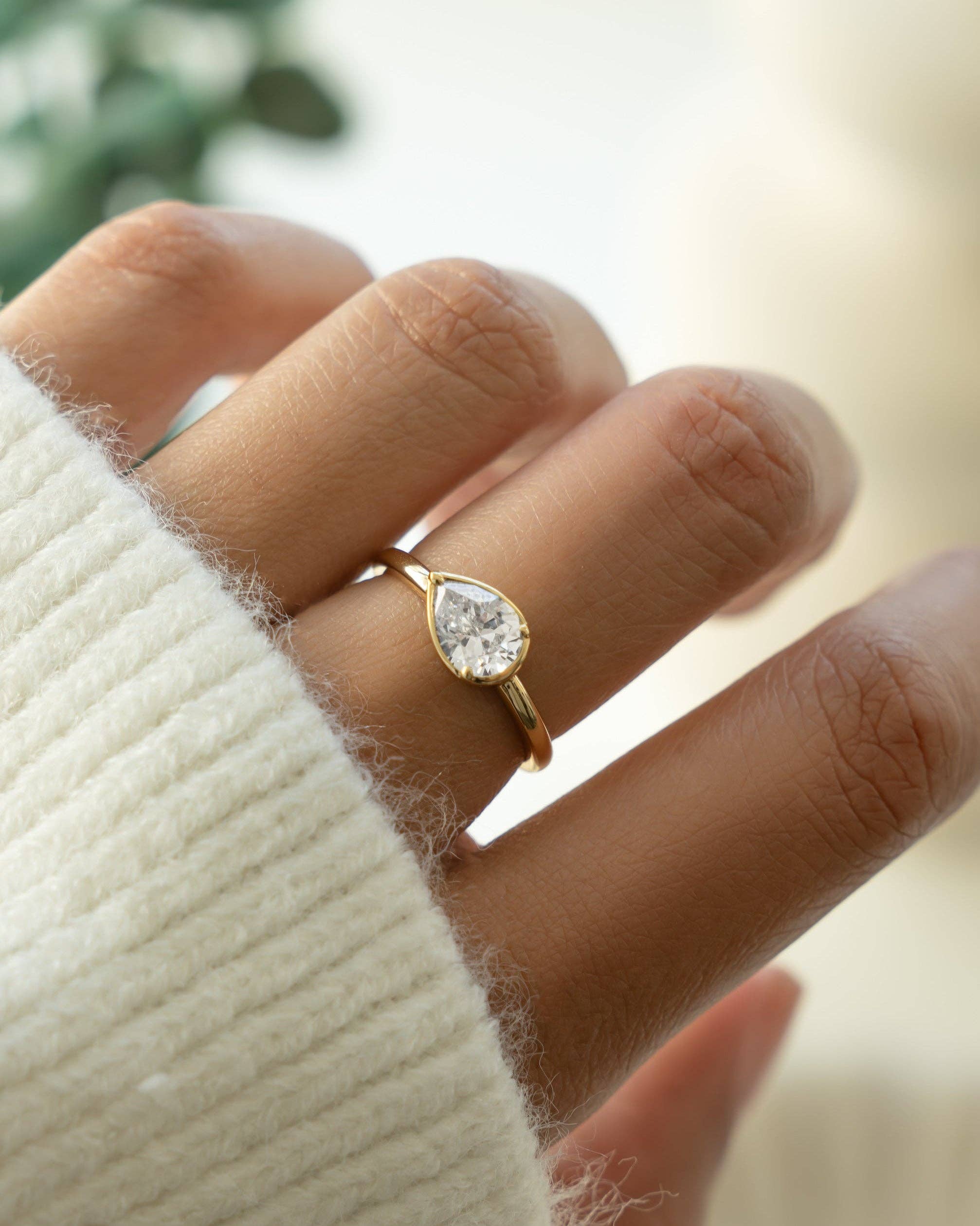 Sideways Bezel Pear Ring: Gold / 9