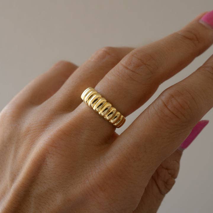 Fluted Statement Ring: Gold / 6