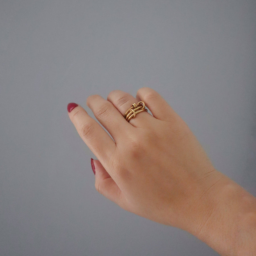 Avery Stacked Ring | Interlocking Ring: 7