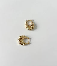 Load image into Gallery viewer, Little Scallop Hoops
