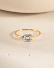 Load image into Gallery viewer, Baguette Bezel Ring: Gold / 7
