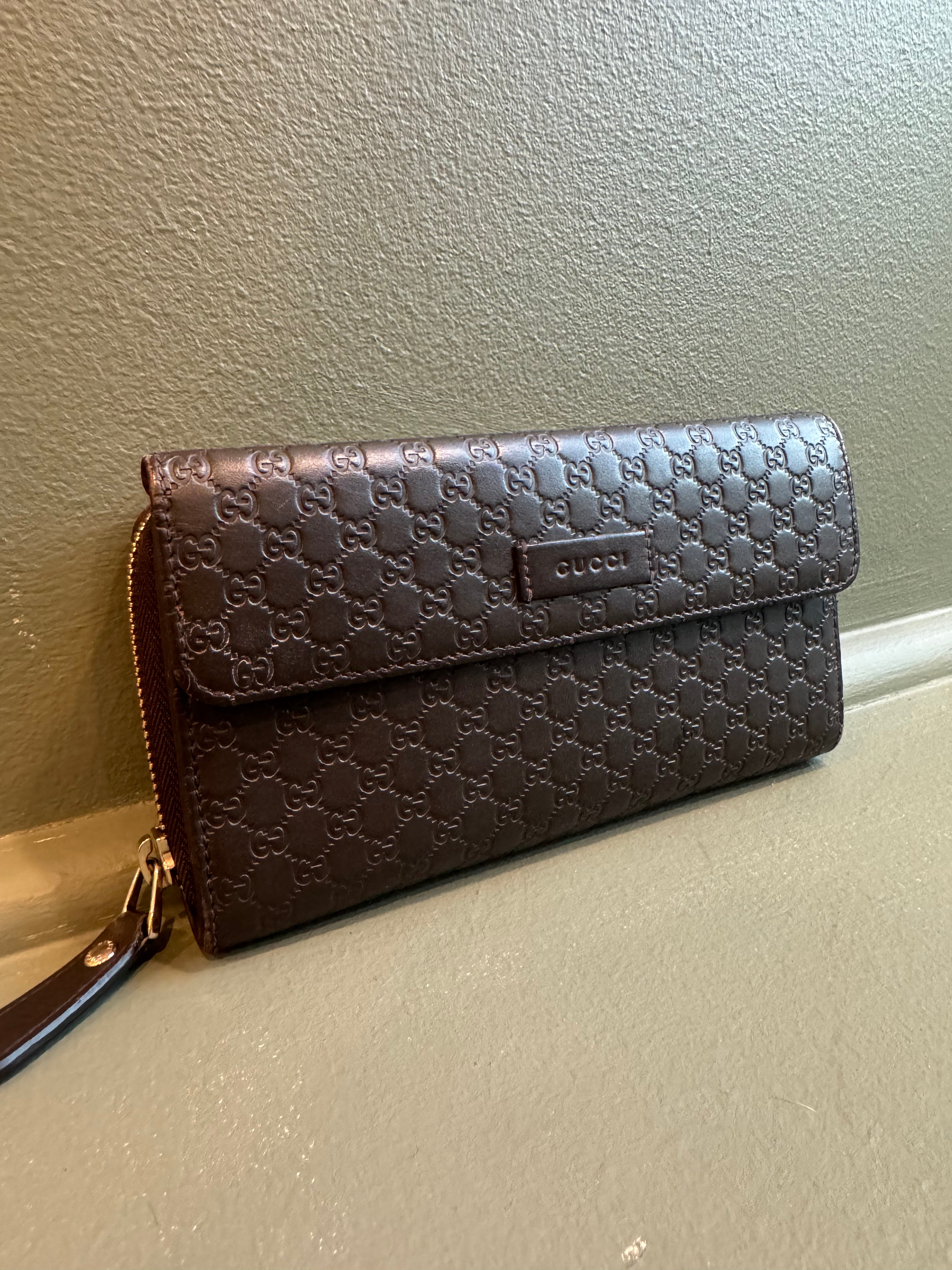 Lori L - Gucci Leather wallet GG