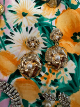 Load image into Gallery viewer, Chunky flower pearl drop earrings