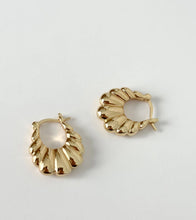 Load image into Gallery viewer, Little Scallop Hoops