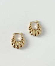 Load image into Gallery viewer, Little Scallop Hoops
