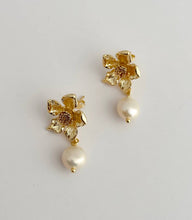 Load image into Gallery viewer, Flora Pearl Drop Earrings