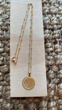 Load image into Gallery viewer, Amour Medallion