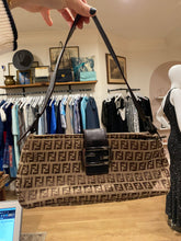 Load image into Gallery viewer, Fendi, Borsa Passaspalla Zucchino Marrone Baguette, 18