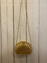 Load image into Gallery viewer, Vintage Clam Shell Purse