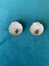 Load image into Gallery viewer, 1980’s Shell Earrings