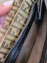 Load image into Gallery viewer, Fendi, Borsa Passaspalla Zucchino Marrone Baguette, 18
