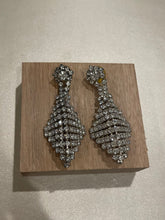 Load image into Gallery viewer, Vintage Crystal Drop Earrings