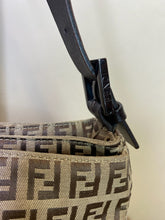 Load image into Gallery viewer, Fendi, Borsa Passaspalla Zucchino Marrone Baguette, 18