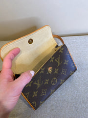 Louis Vuitton, Monogram Florentine Pochette, 30