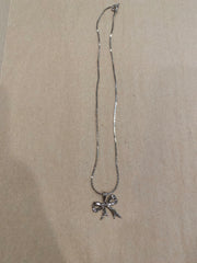 Bow necklace