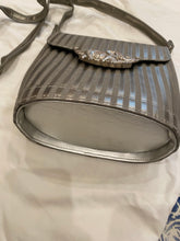 Load image into Gallery viewer, 1970's Silver Stripe Elephant Purse