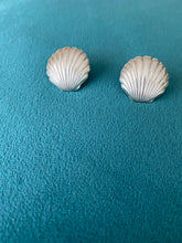 Load image into Gallery viewer, 1980’s Shell Earrings