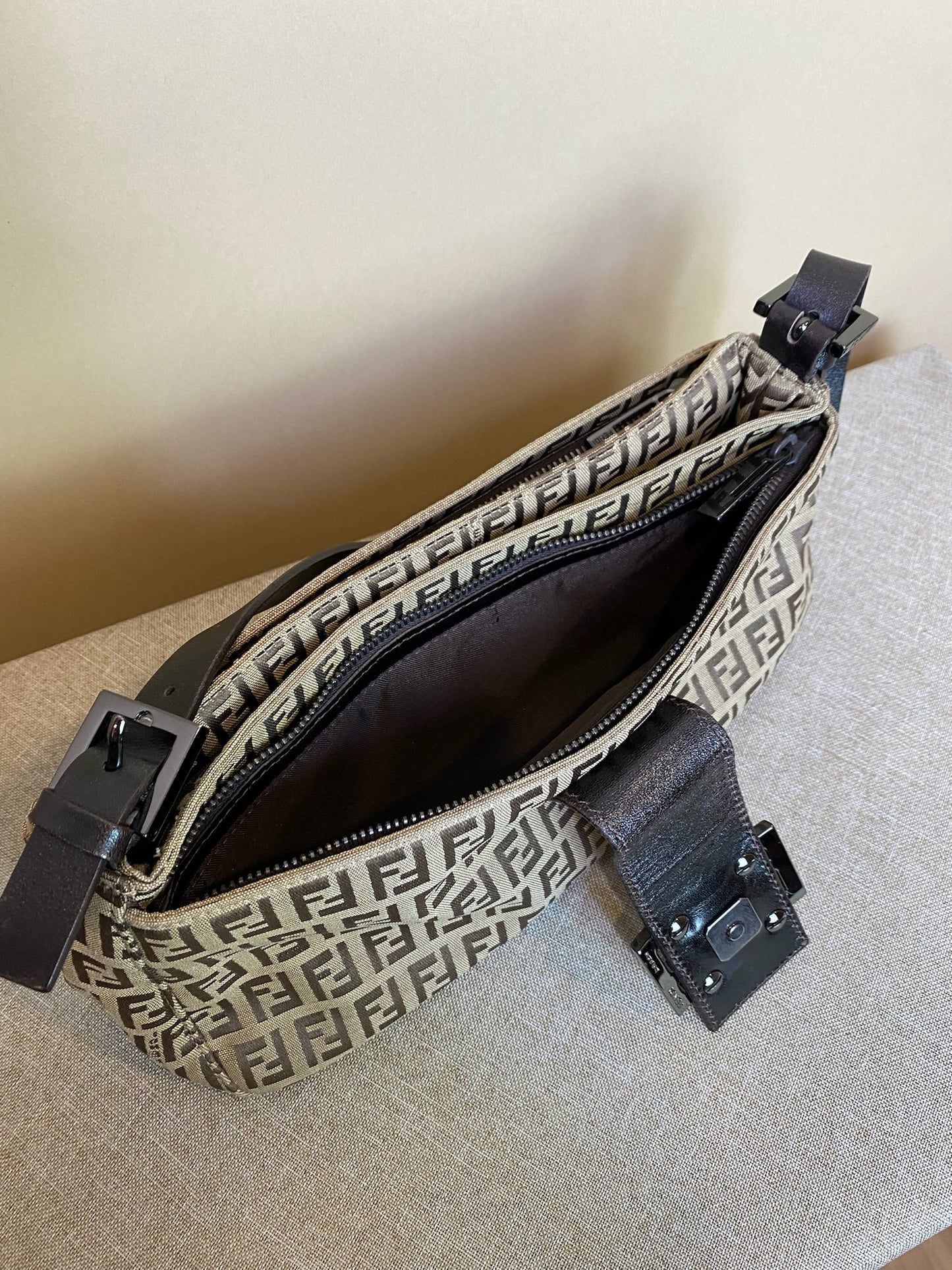 Fendi, Borsa Passaspalla Zucchino Marrone Baguette, 18