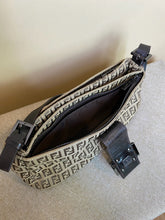 Load image into Gallery viewer, Fendi, Borsa Passaspalla Zucchino Marrone Baguette, 18