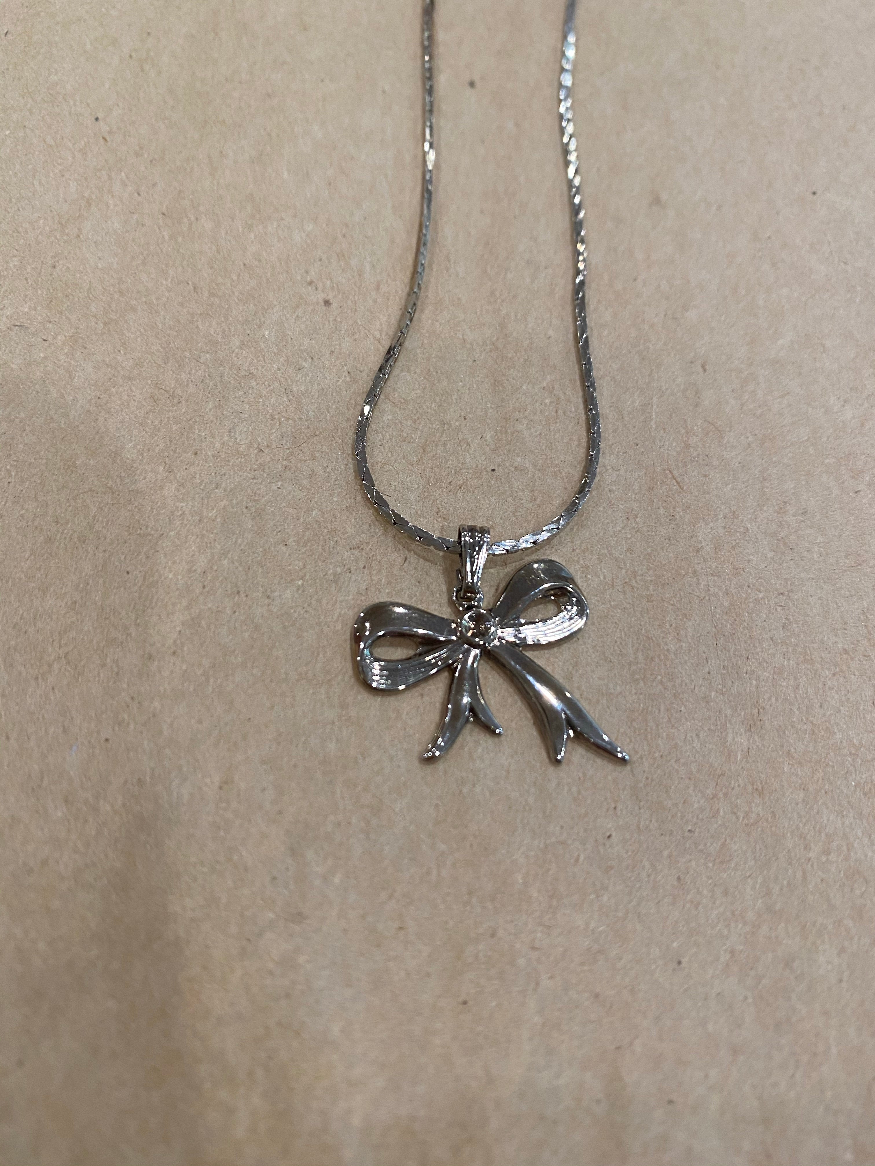 Bow necklace