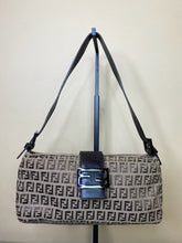 Load image into Gallery viewer, Fendi, Borsa Passaspalla Zucchino Marrone Baguette, 18