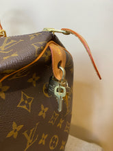 Load image into Gallery viewer, Louis Vuitton Speedy 40 Monogram, 4