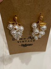 Load image into Gallery viewer, 1970's Grape Earrings