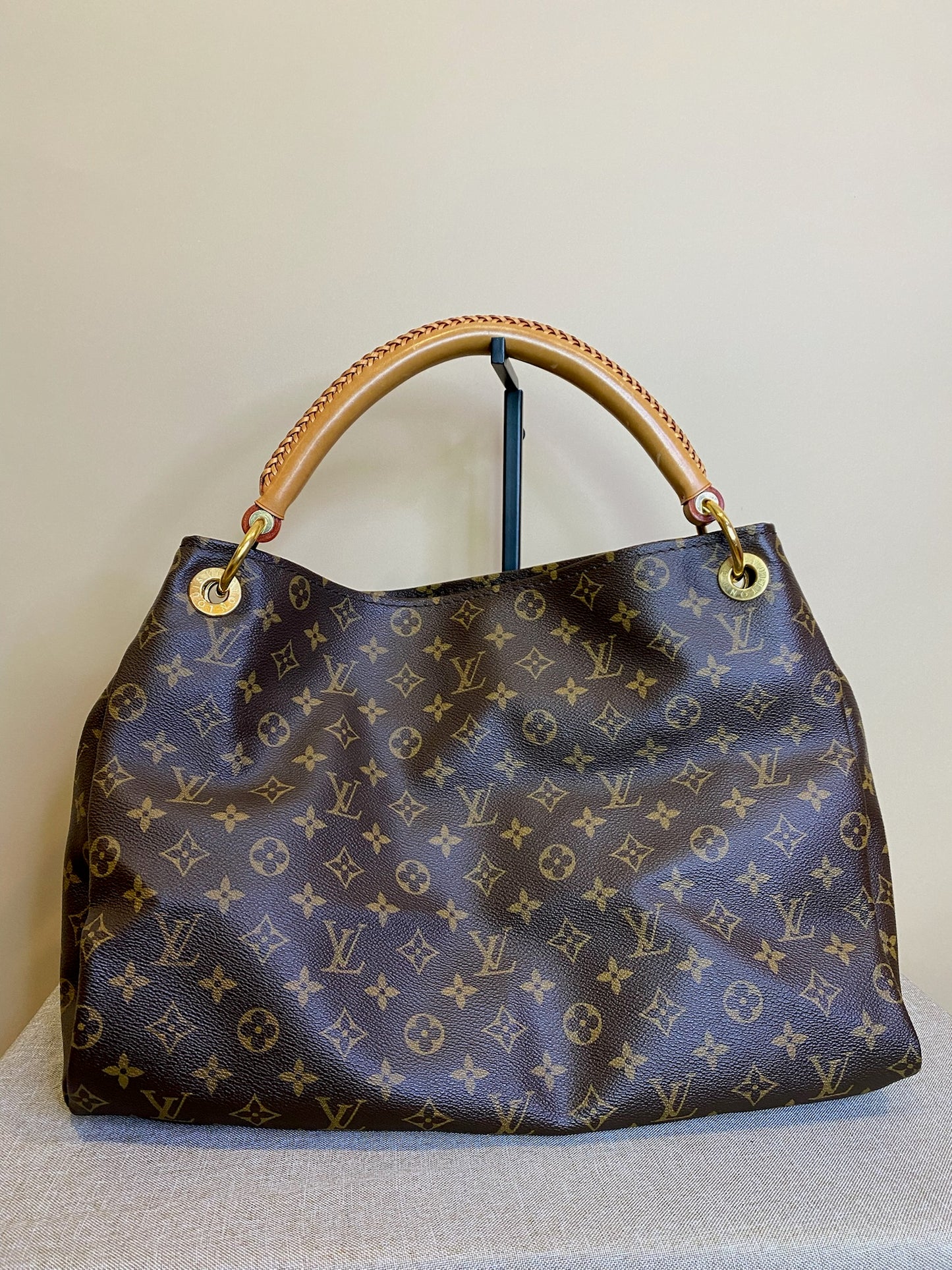 Louis Vuitton Monogram Artsy MM w/Strap - Totes, Handbags
