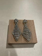 Load image into Gallery viewer, Vintage Crystal Drop Earrings