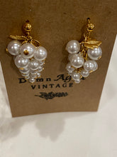 Load image into Gallery viewer, 1970's Grape Earrings
