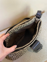 Load image into Gallery viewer, Fendi, Borsa Passaspalla Zucchino Marrone Baguette, 18